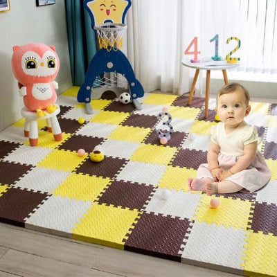 tapis d'éveil jaune et brun avec bébé