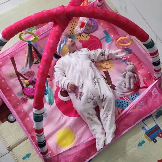 tapis d'éveil rose avec bébé