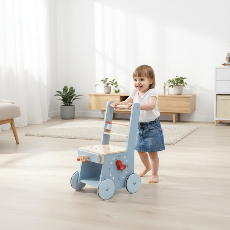 trotteur bébé enfant joue avec jouet