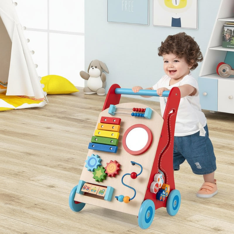 trotteur bébé enfant se promène